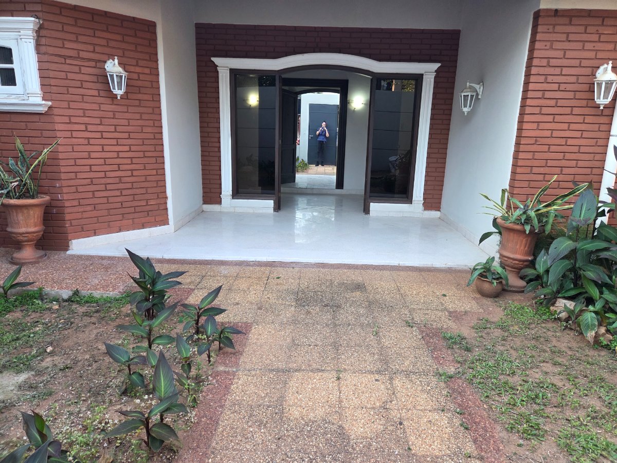 Casa en alquiler con 6 dormitorios en Barrio Kennedy, Lambaré