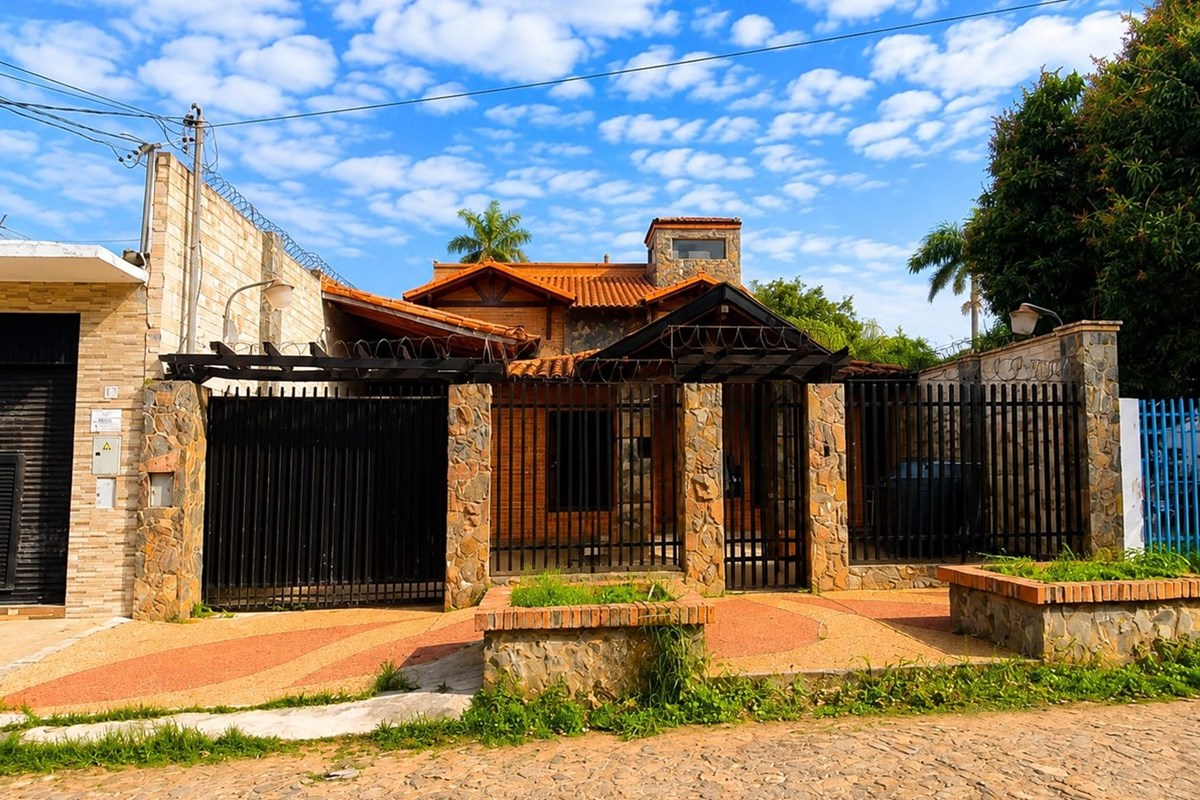 Casa en alquiler con piscina en Barrio Primavera, Luque