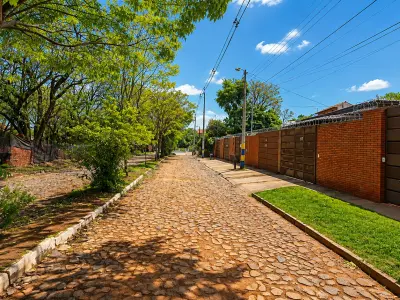 Casa com 2 quartos para alugar em Luque com cozinha equipada e quintais
