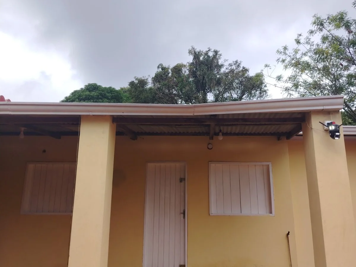 Casa para alugar com 3 quartos e amplo quintal em Capiatá