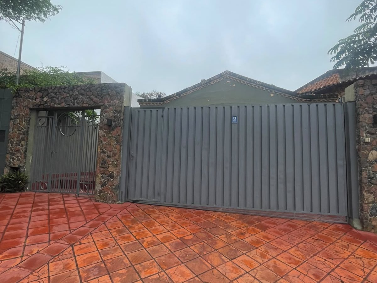 Casa en alquiler de 3 dormitorios en Mburucuya