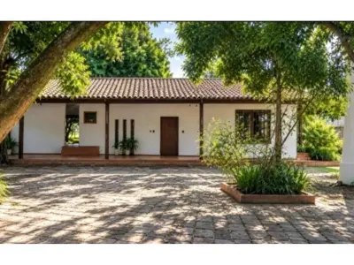 Casa en alquiler en Itauguá con amplio terreno y piscinas