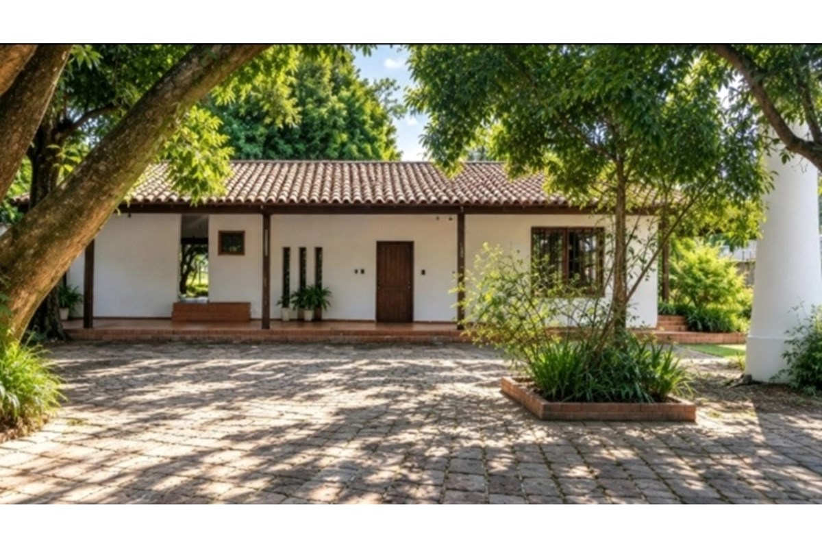 Casa para alugar em Itauguá com amplo terreno e piscinas