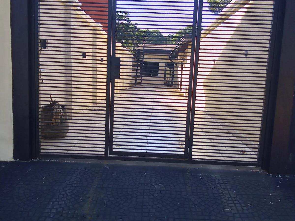 House for Rent in Lambaré, Barrio Cuatro Mojones — 2 Bedrooms
