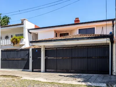 Casa para alugar em Las Carmelitas com piscina, churrasqueira e amplos espaços