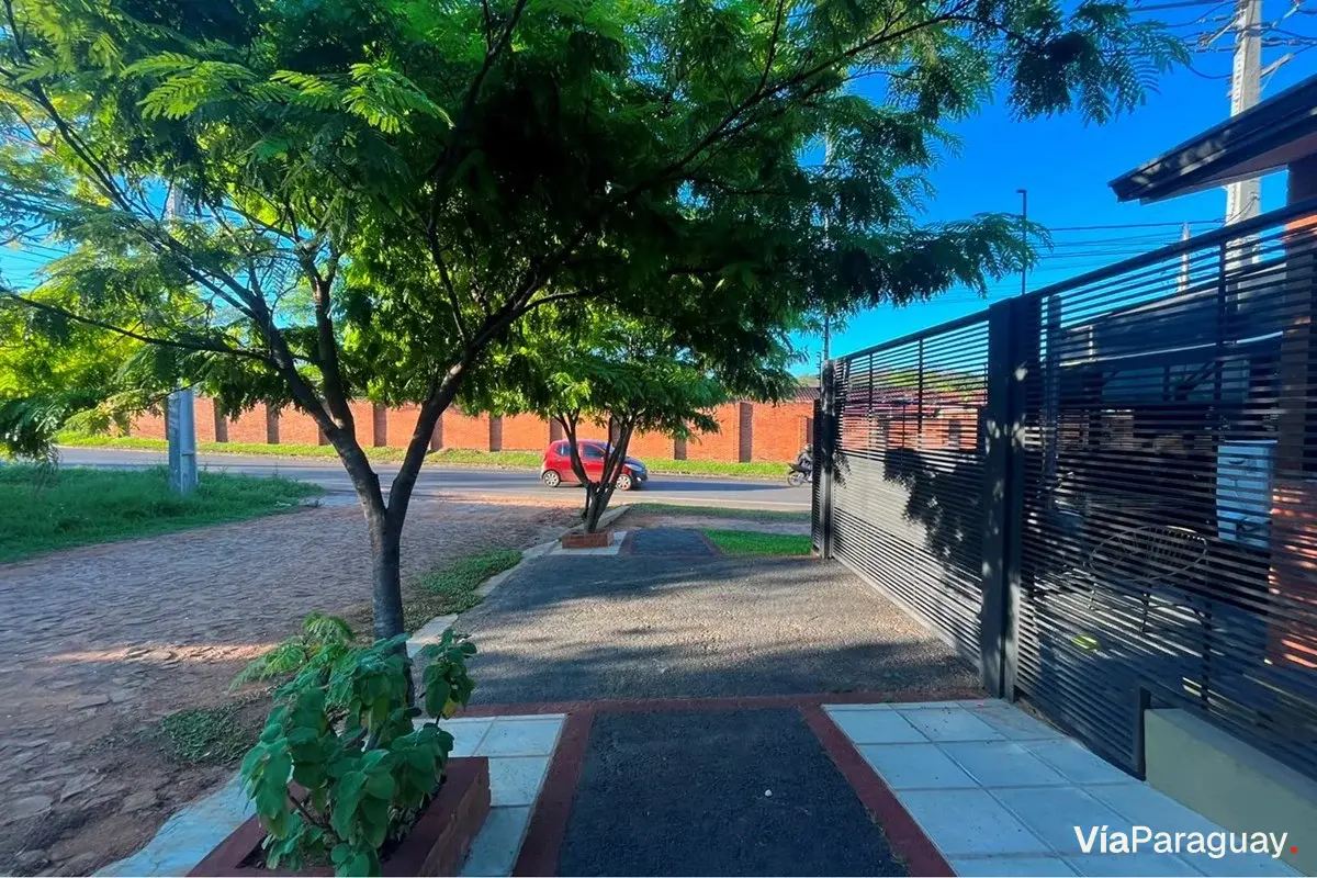 Casa en alquiler en Luque, barrio Primavera