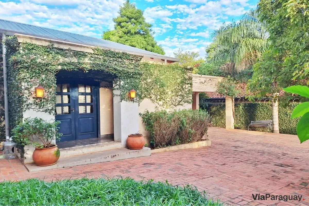 Casa para alugar em Luque com jardim e piscina