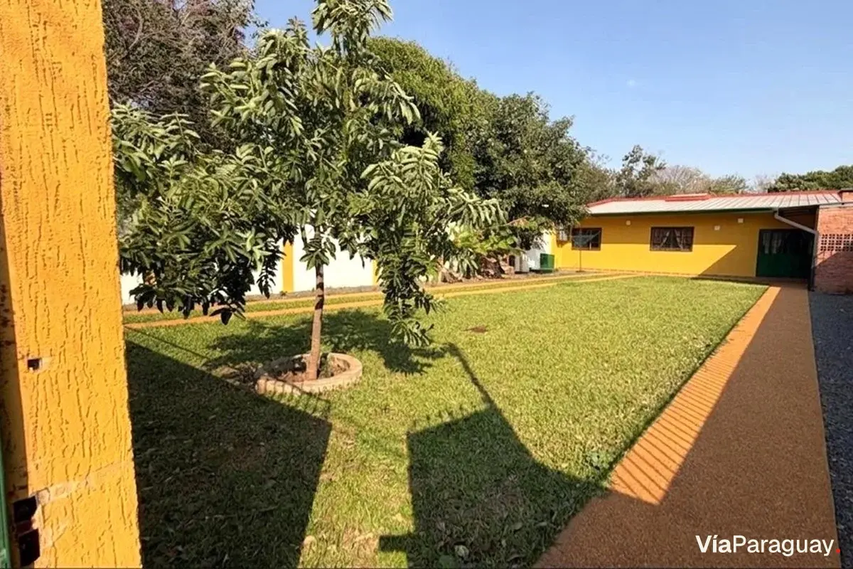 Casa en alquiler en Mora Kue, Luque, con jardín y quincho