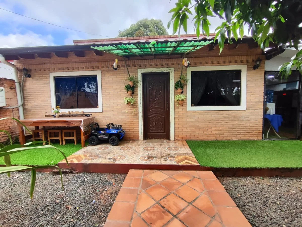 Casa en alquiler en San Lorenzo, Barrio Reducto — 2 dormitorios con quincho