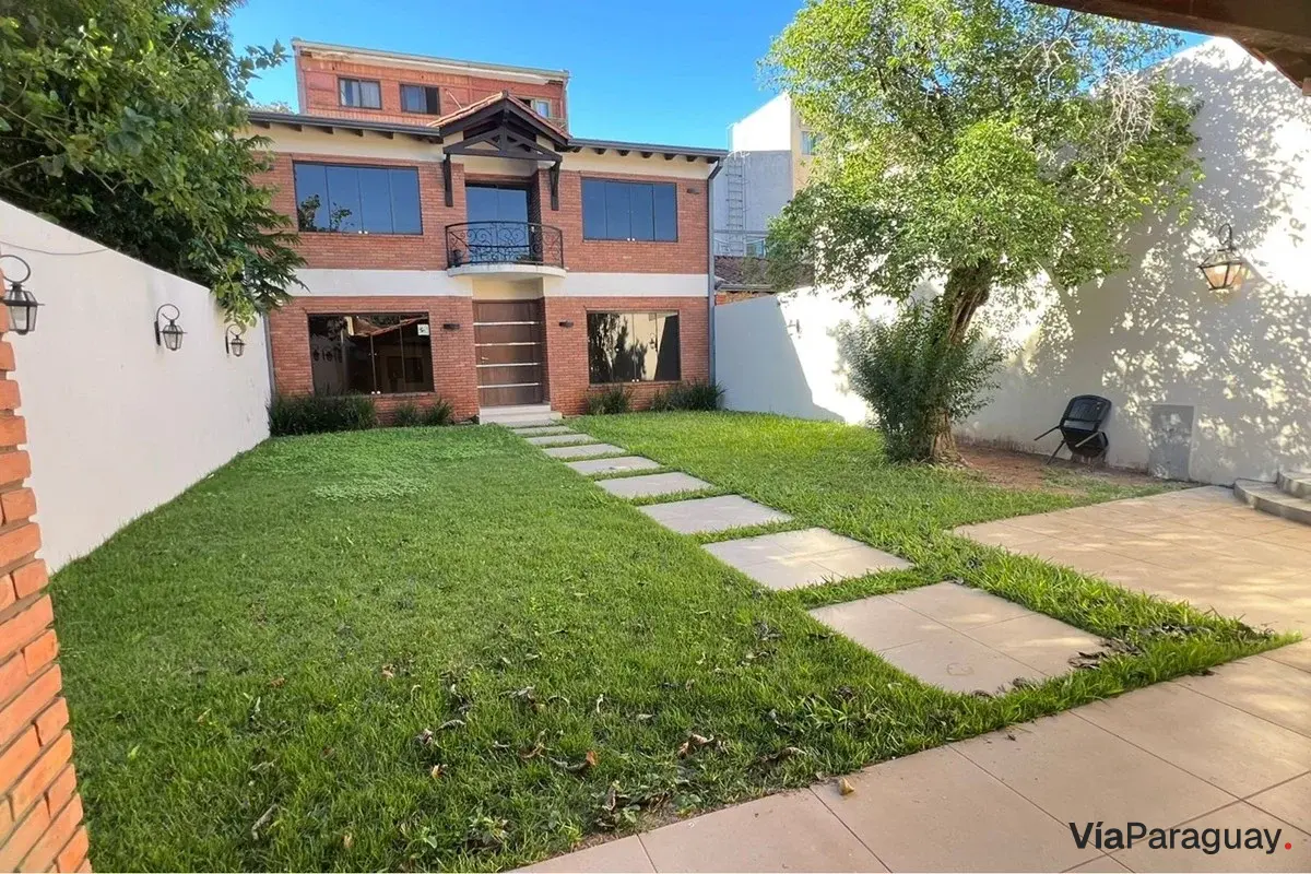 Casa en alquiler para oficina en Bernardino Caballero