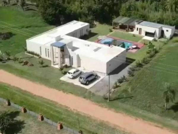 Casa em condomínio fechado em Ypacará — 670 m² construídos com piscina