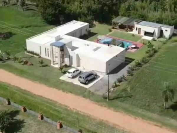 Casa en barrio cerrado en Ypacará — 670 m² construidos con piscina
