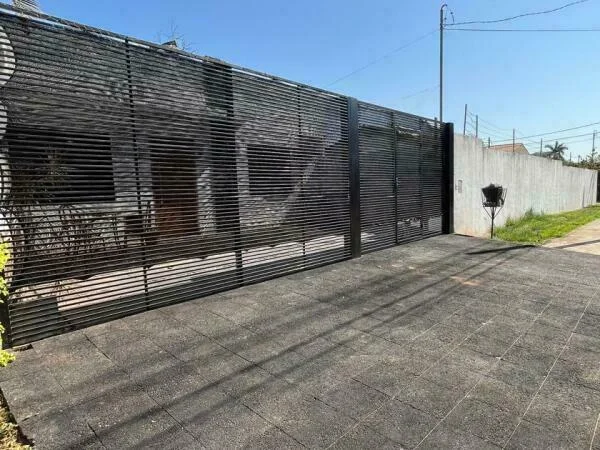 Corner House with Adjacent Chalet in Laurelty, Luque — Rental Income