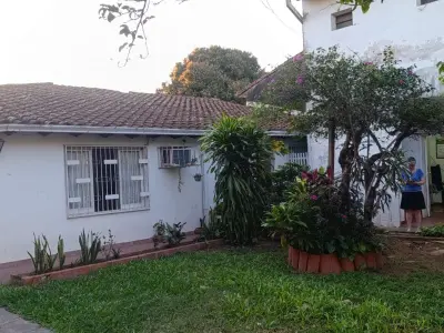 Casa de esquina com 4 quartos no Bairro Republicano, Assunção