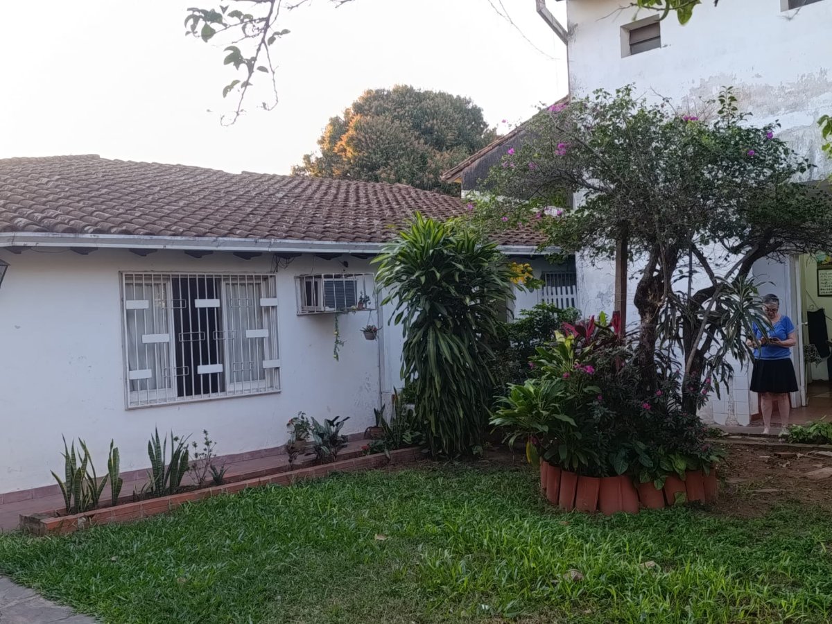 Casa en esquina de 4 dormitorios en Barrio Republicano, Asunción