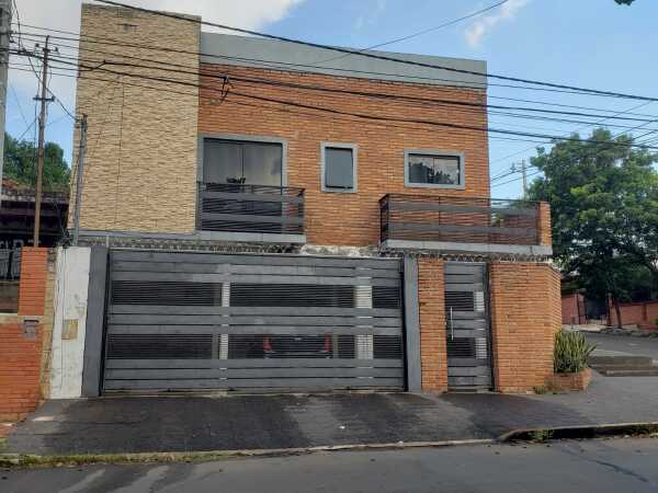 Corner house for sale in Barrio Obrero, Asunción — 3 bedrooms, 2 garages