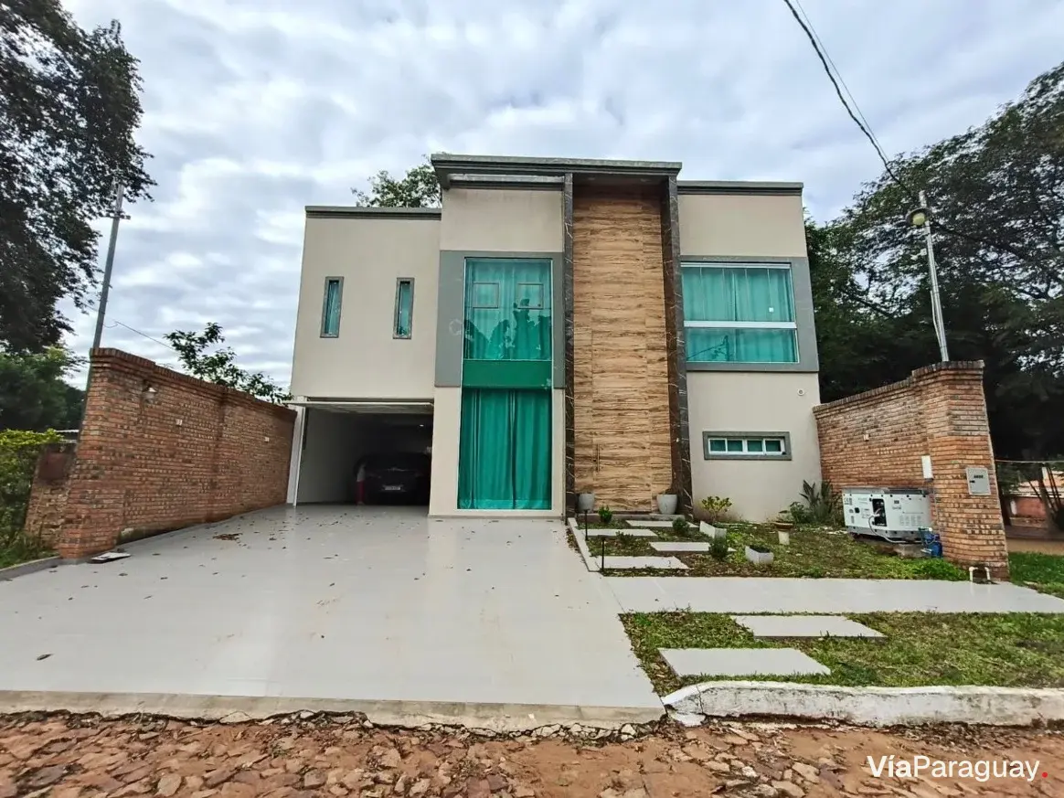 Casa en venta 4 dormitorios en barrio cerrado Ypané