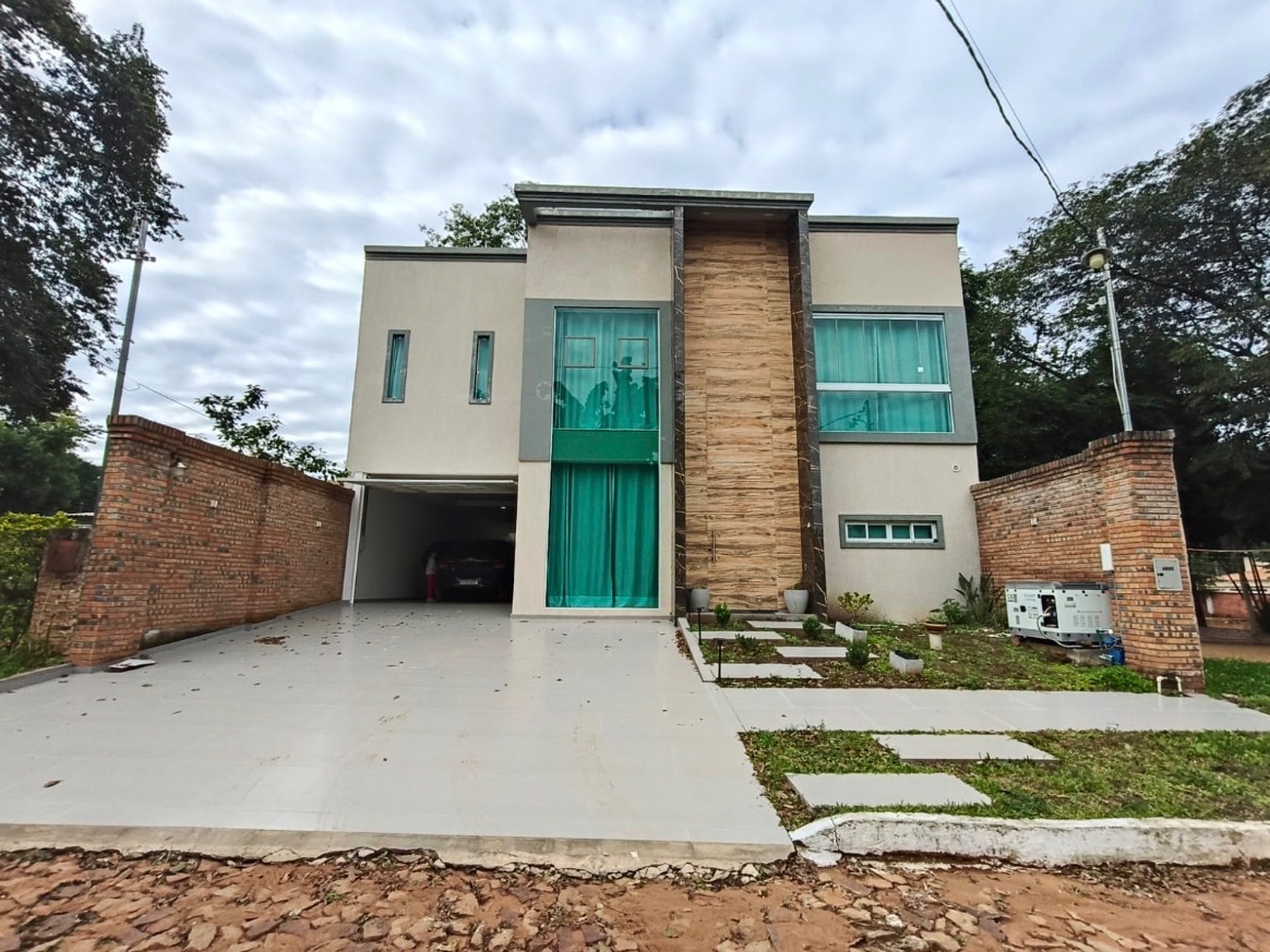 Casa en venta 4 dormitorios en barrio cerrado Ypané
