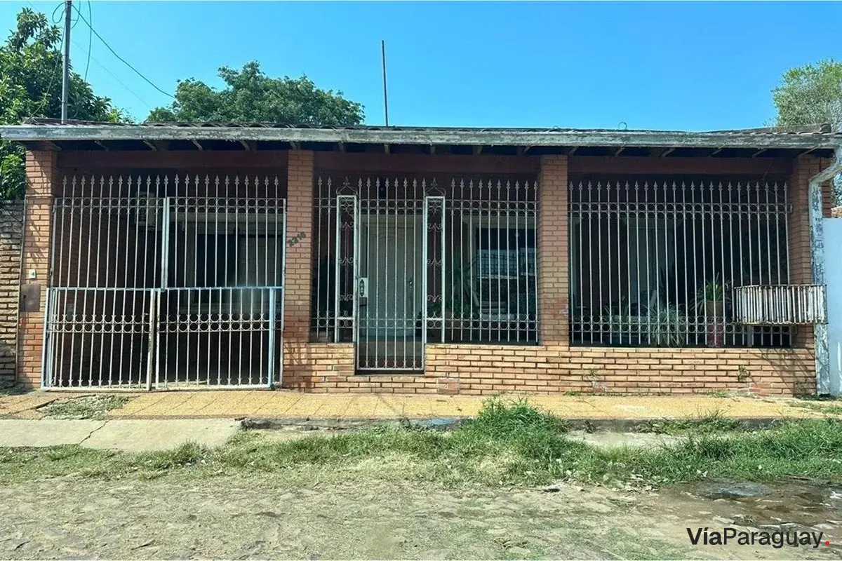 Casa en venta a refaccionar en Valle Apu'a I, Lambaré
