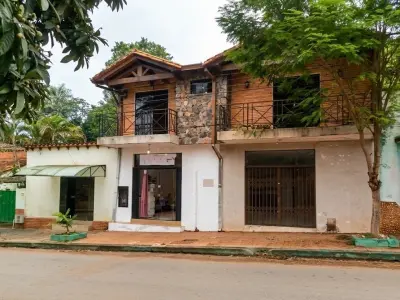House for sale with 3 commercial units in Caacupé, Loma