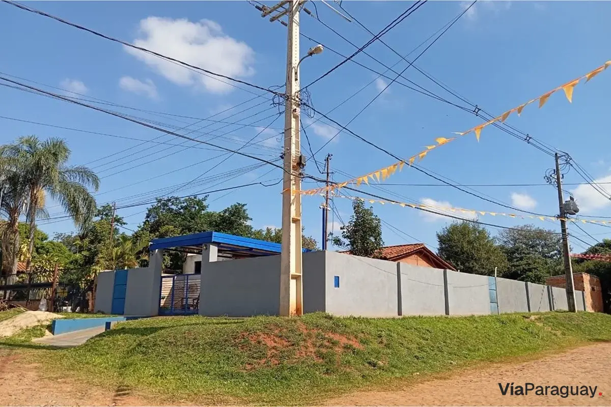 Casa en venta con 3 viviendas en esquina, Mora Kue, Luque