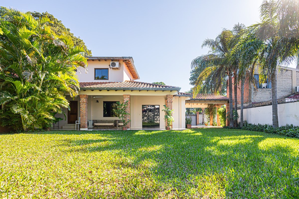 House for sale with 4 bedrooms in Lambaré, Kennedy neighborhood