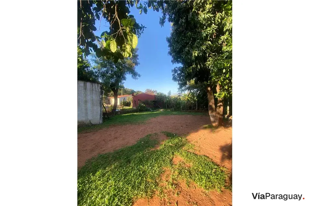 Casa à venda com amplo quintal em Itapuamí I, Luque