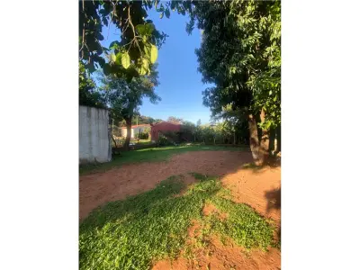 Casa à venda com amplo quintal em Itapuamí I, Luque