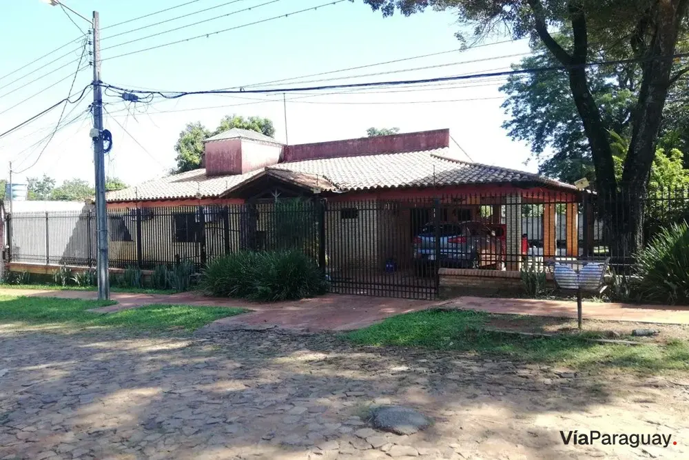 Casa en venta con amplio patio en Laurelty, Luque