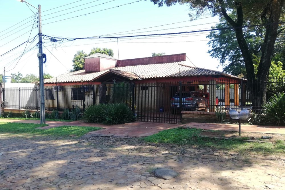 Casa à venda com amplo pátio em Laurelty, Luque