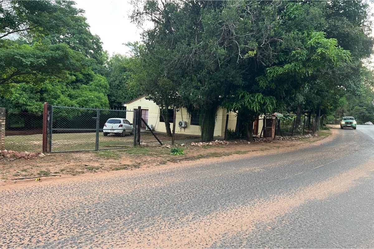 Casa à venda com amplo pátio em Salado, Limpio