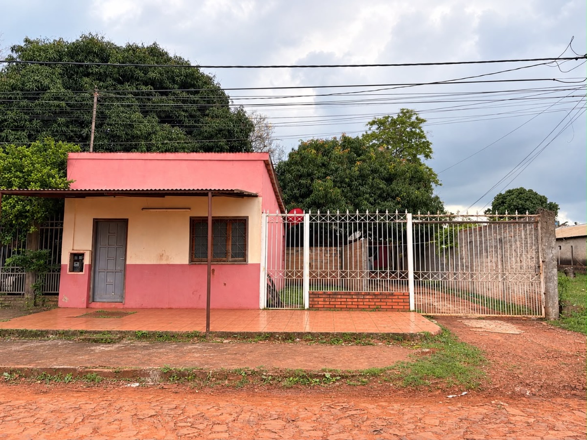 Casa en venta con amplio terreno en Barrio Acaray