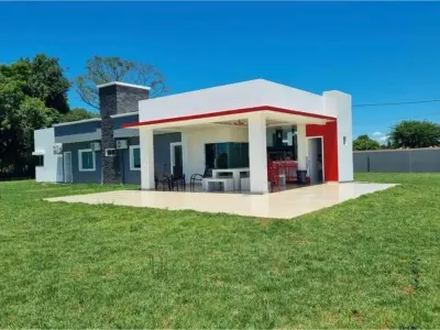Casa à venda com amplo terreno em Edelira, Itapúa