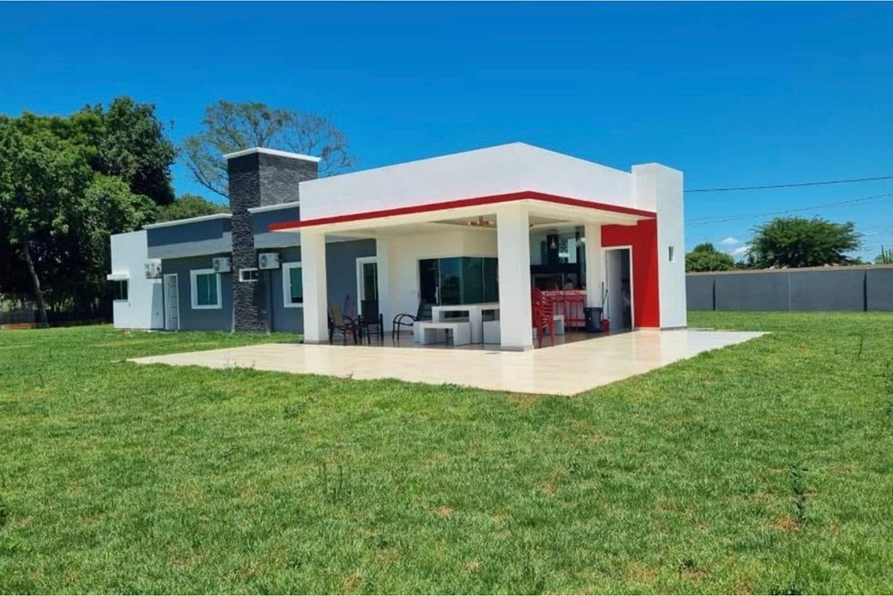 Casa à venda com amplo terreno em Edelira, Itapúa