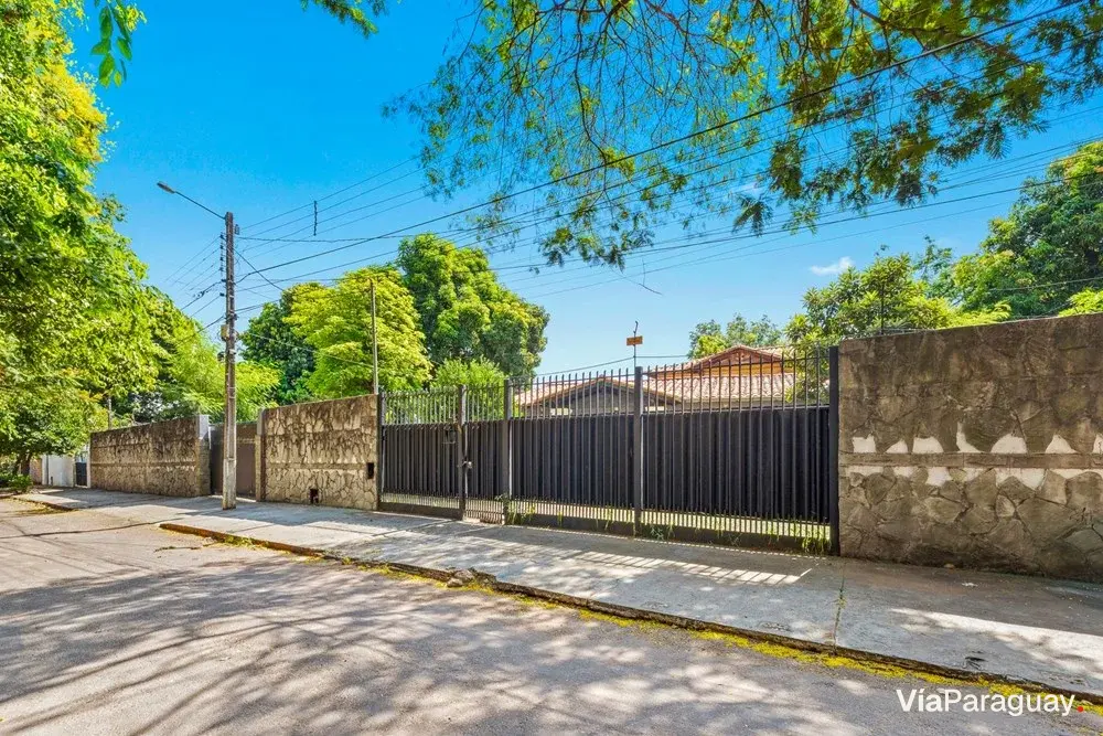 Casa à venda com amplo terreno em Fernando de la Mora