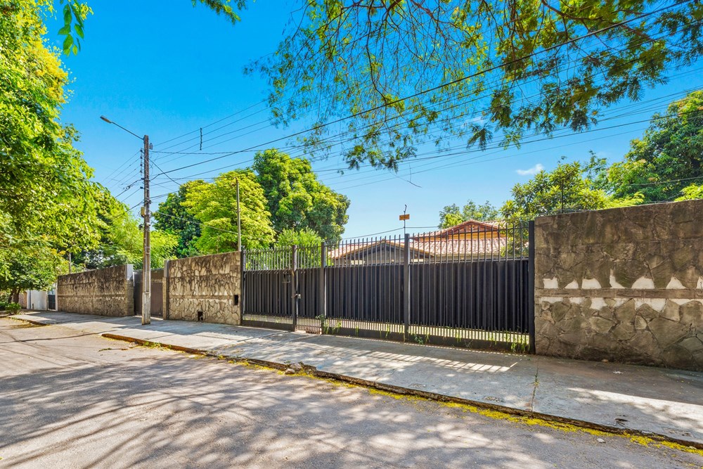Casa en venta con amplio terreno en Fernando de la Mora