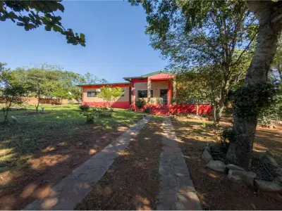 Casa en venta con amplio terreno en Nueva Colombia
