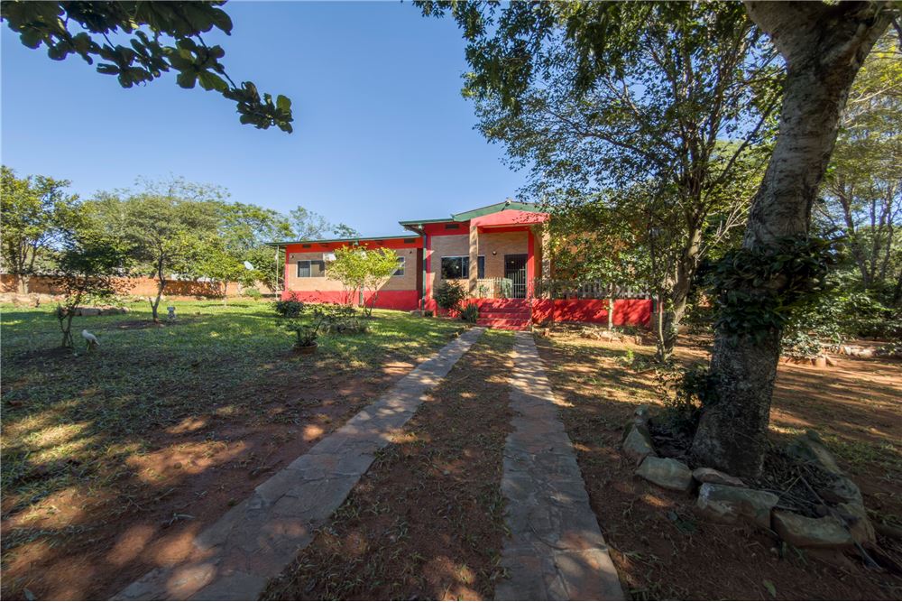 Casa à venda com amplo terreno em Nueva Colombia