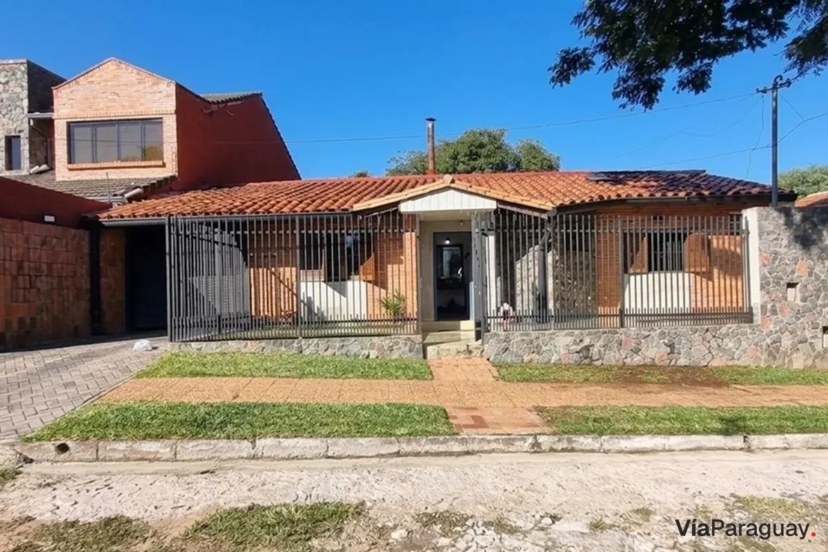 Casa à venda com apartamento independente em Lambaré