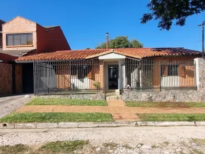 Casa à venda com apartamento independente em Lambaré