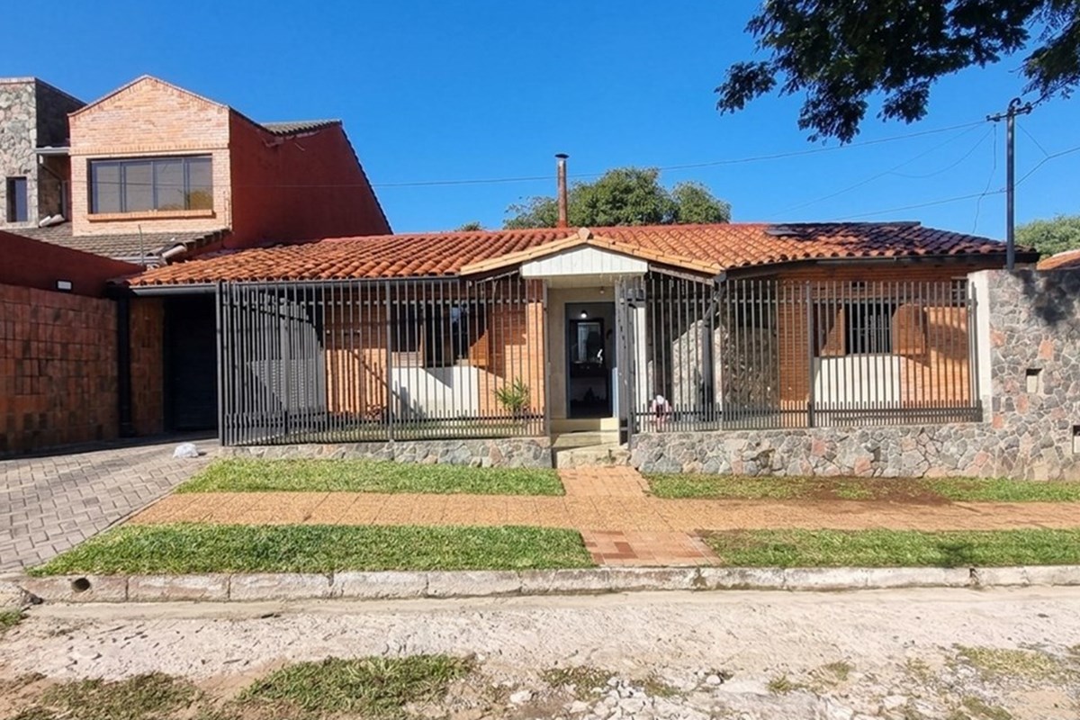 Casa à venda com apartamento independente em Lambaré