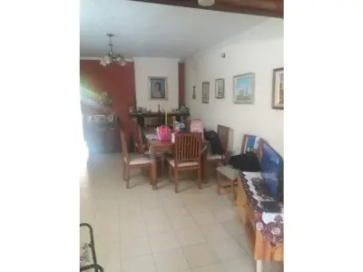 Casa à venda com apartamento independente em Tembetary, Assunção