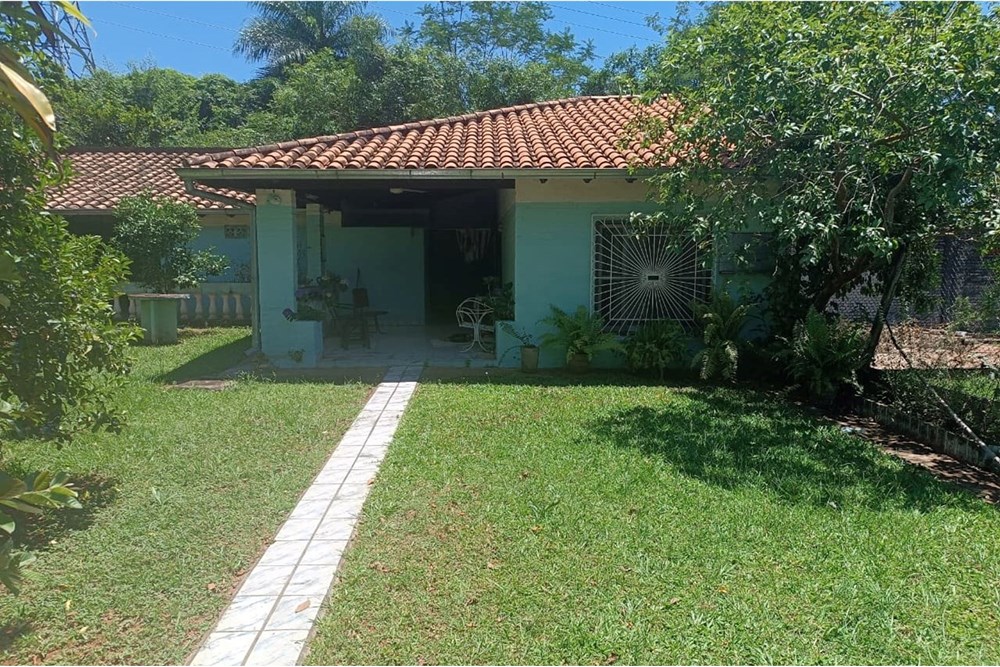 Casa à venda com dois terrenos em esquina em Guarambaré