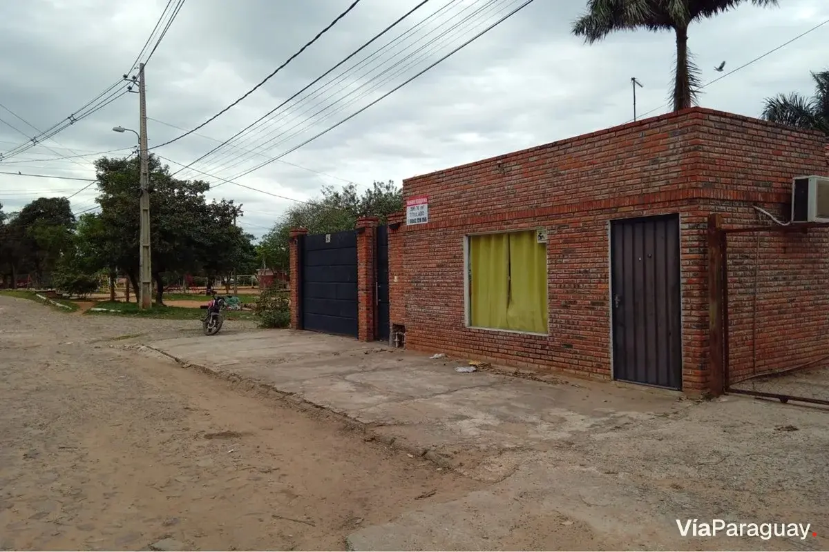 Casa en venta con dos viviendas y salón comercial en Loma Pytá