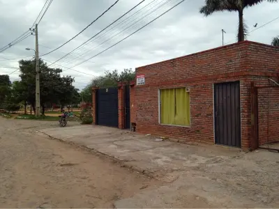 Casa en venta con dos viviendas y salón comercial en Loma Pytá