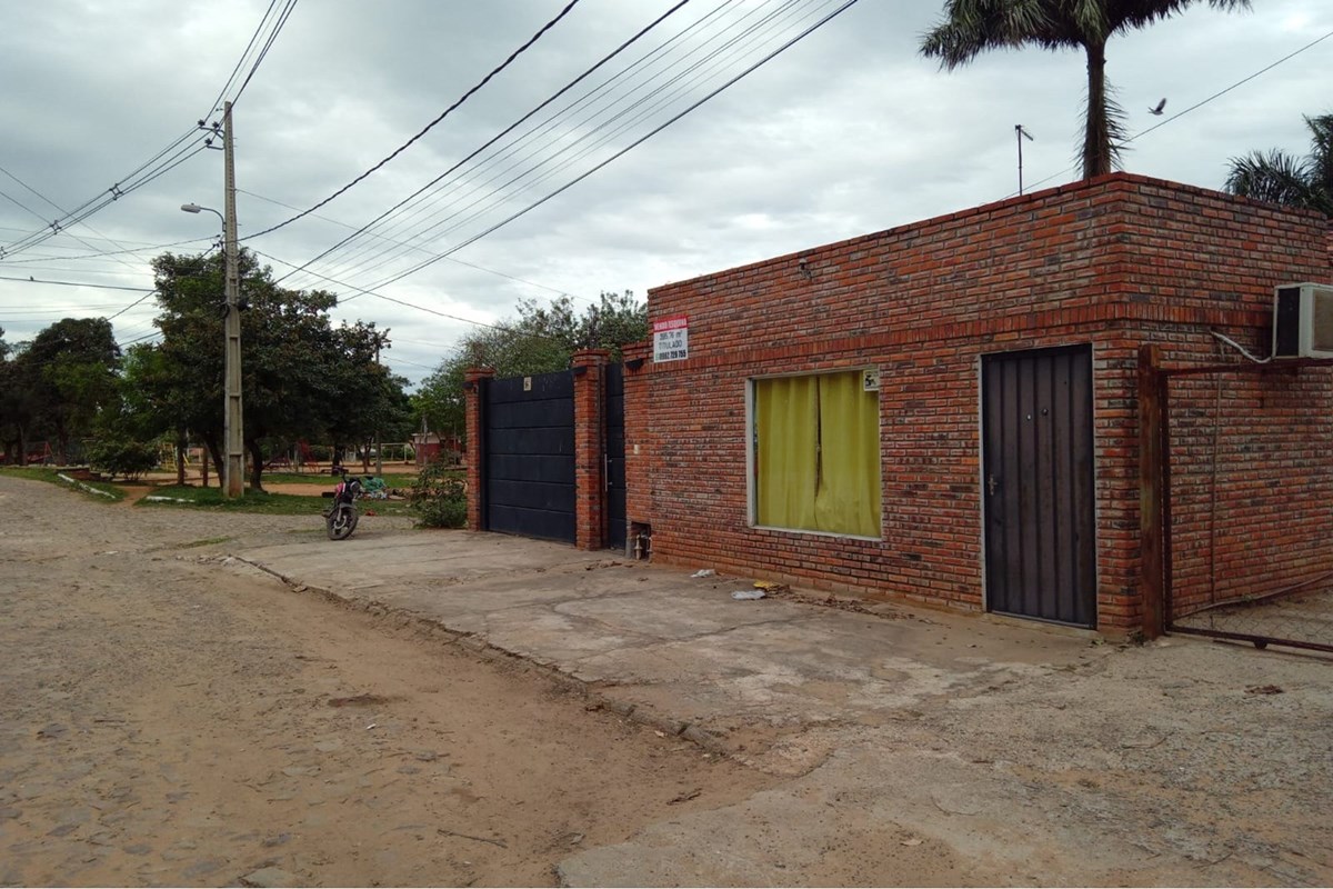 Casa en venta con dos viviendas y salón comercial en Loma Pytá