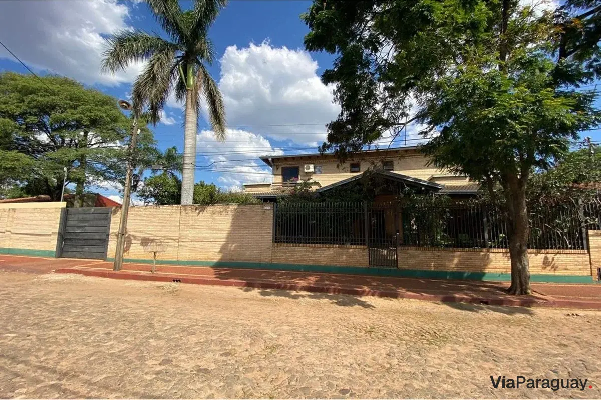 Casa en venta con gran terreno en Fernando de la Mora