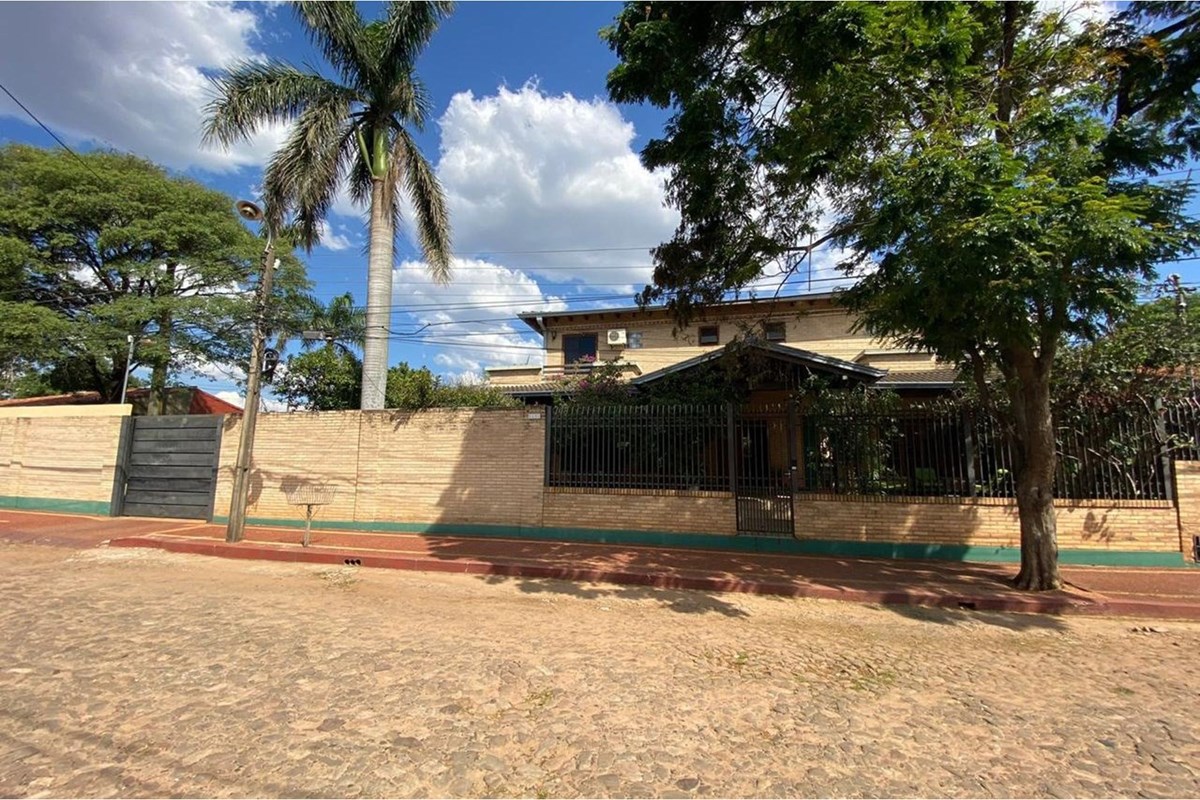 Casa en venta con gran terreno en Fernando de la Mora