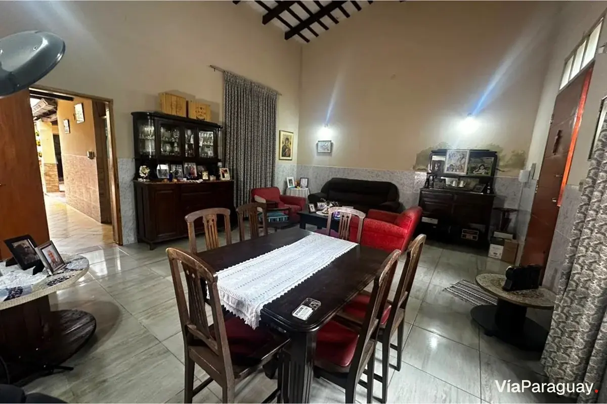 House for sale with commercial space in San Roque, Asunción