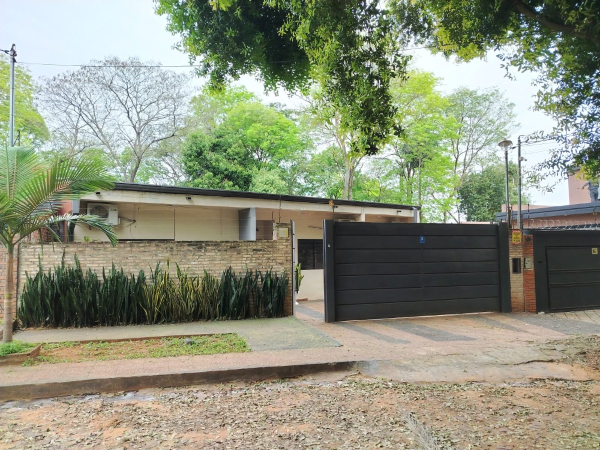 Casa en venta con losa para planta alta en Villa Elisa
